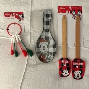 NEW DISNEY MICKEY MINNIE MOUSE CHRISTMAS 2 SPATULAS SPOON REST & MEASURING SPOON